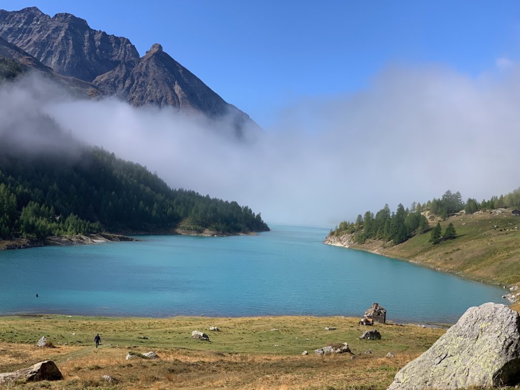 La vue du refuge juste au dessus du lac