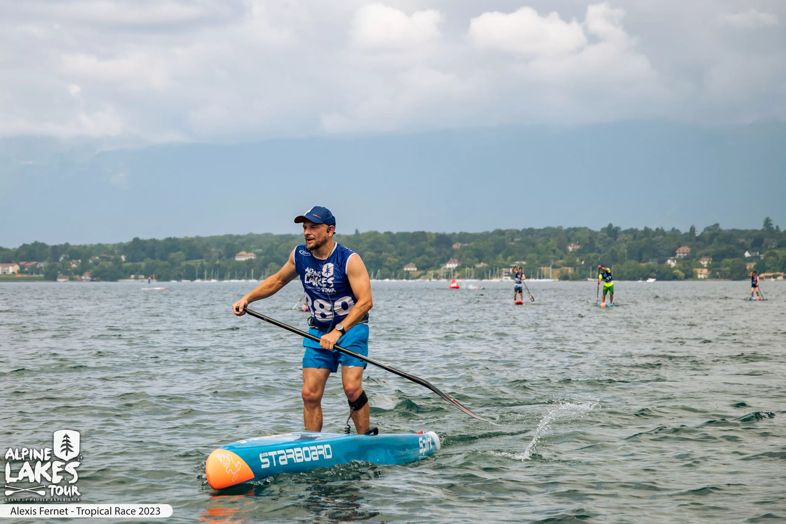 Olivier Comazzi en course sur un stand up paddle de course, maillot Alpine Lakes Tour