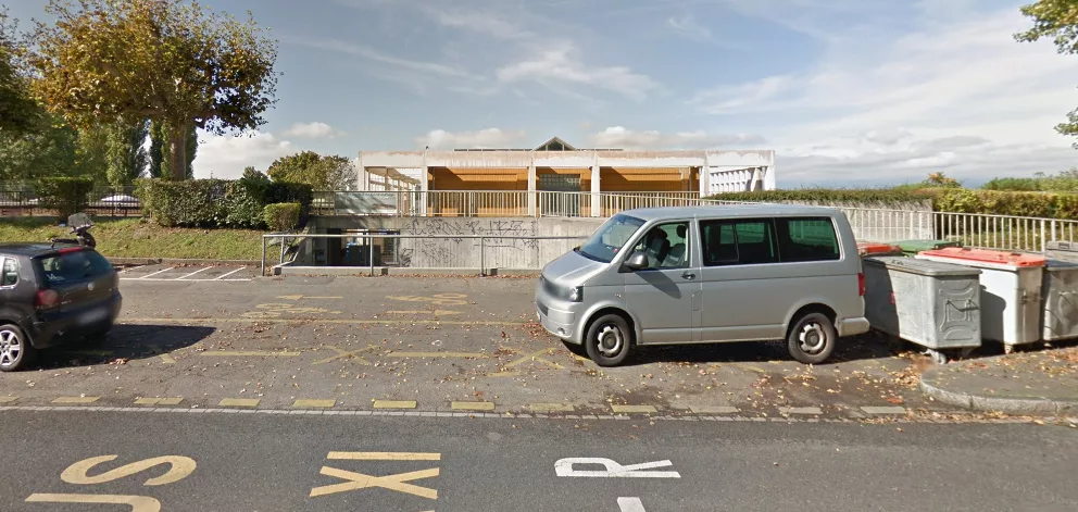 dépose matériel devant le Tropical