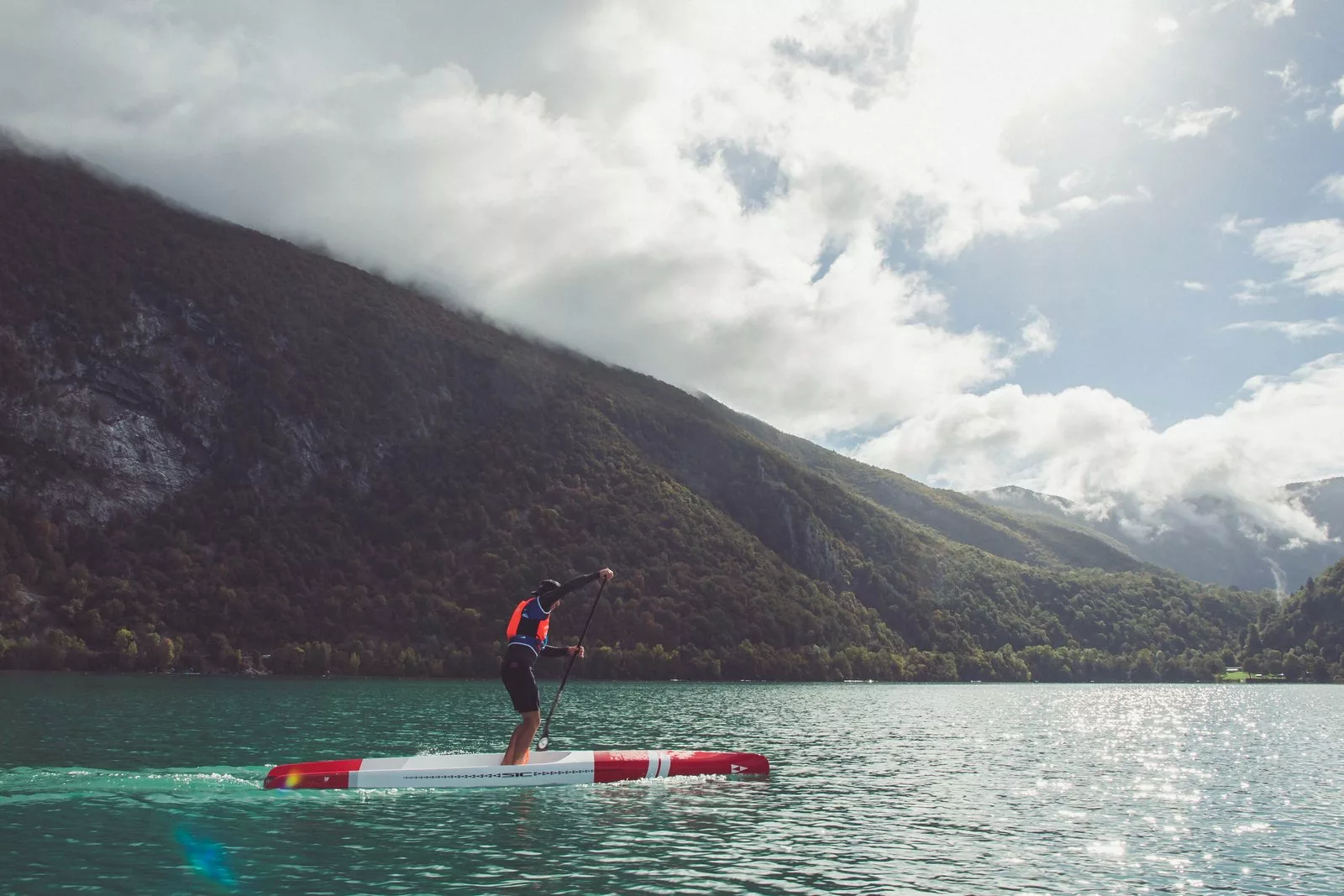 Un rameur seul sur l'eau plate du lac d'Aiguebelette pendant la Very Flat Race