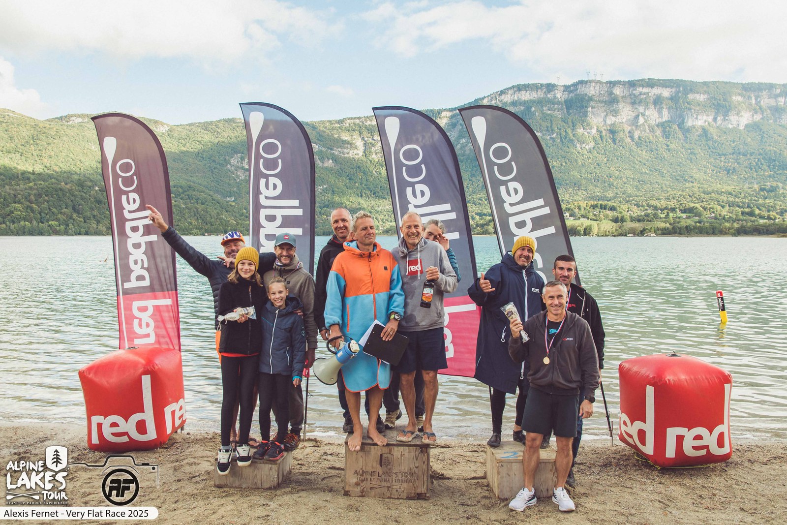 Photo de groupe des participants de la Very Flat Race 2025 au lac d’Aiguebelette
