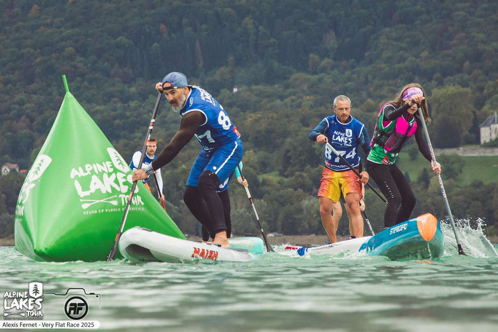 Virage de bouée pendant la Very Flat Race 2025 sur le lac d’Aiguebelette