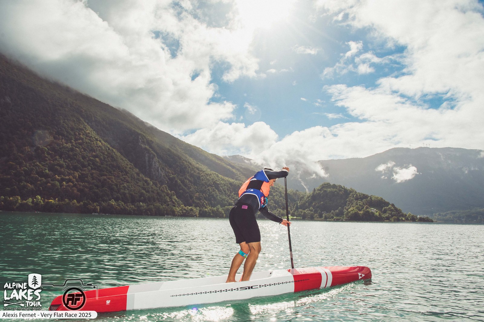 Paddler sur le lac d’Aiguebelette devant les montagnes de Savoie