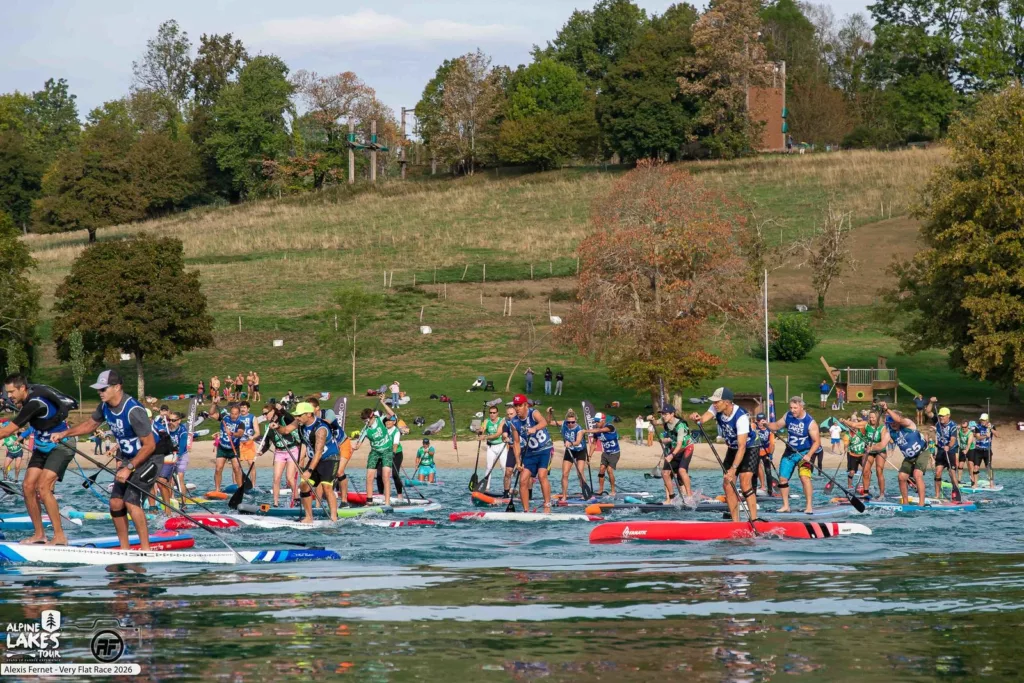 Départ commun de la Very Flat Race 2026 depuis la plage du Sougey, lac d'Aiguebelette